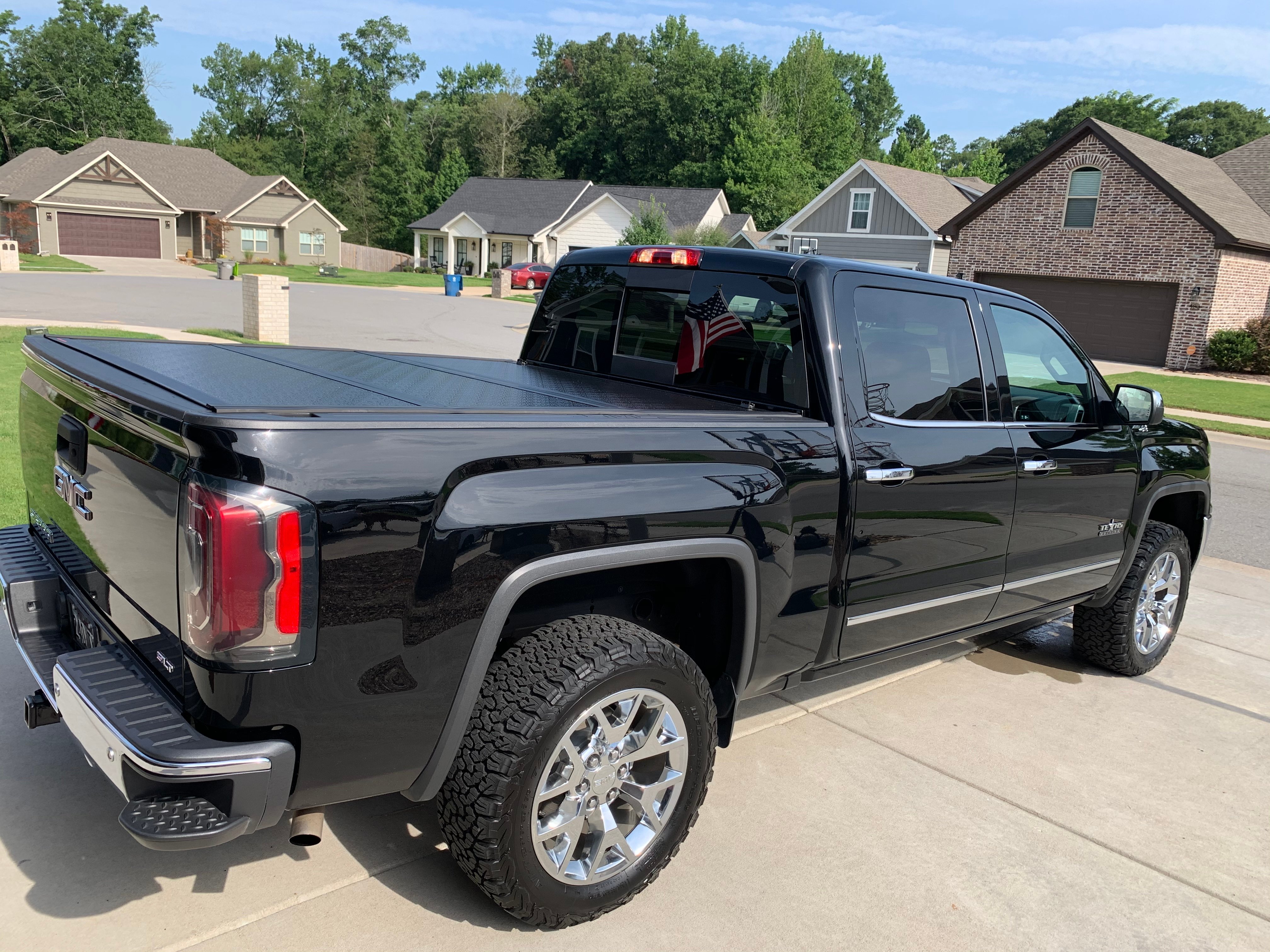 Rough Country Hard Low Profile Tri-Fold Tonneau Cover 14-18 Sierra 1500