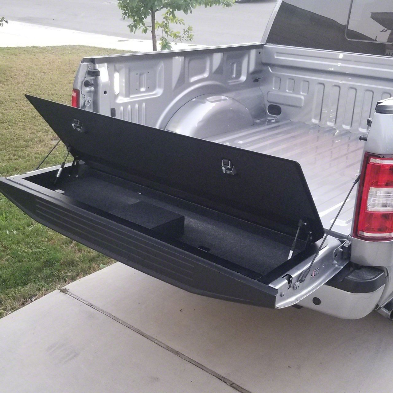 Fashion adjustable tailgate guard